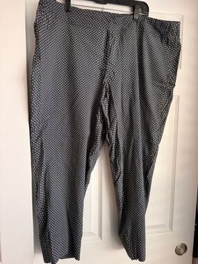 Lila Rose Black and White Geometric Capris